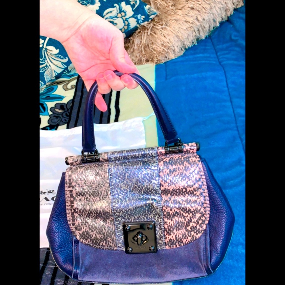 ✨LIKE NEW COACH SNAKE SKIN PRINT BAG✨